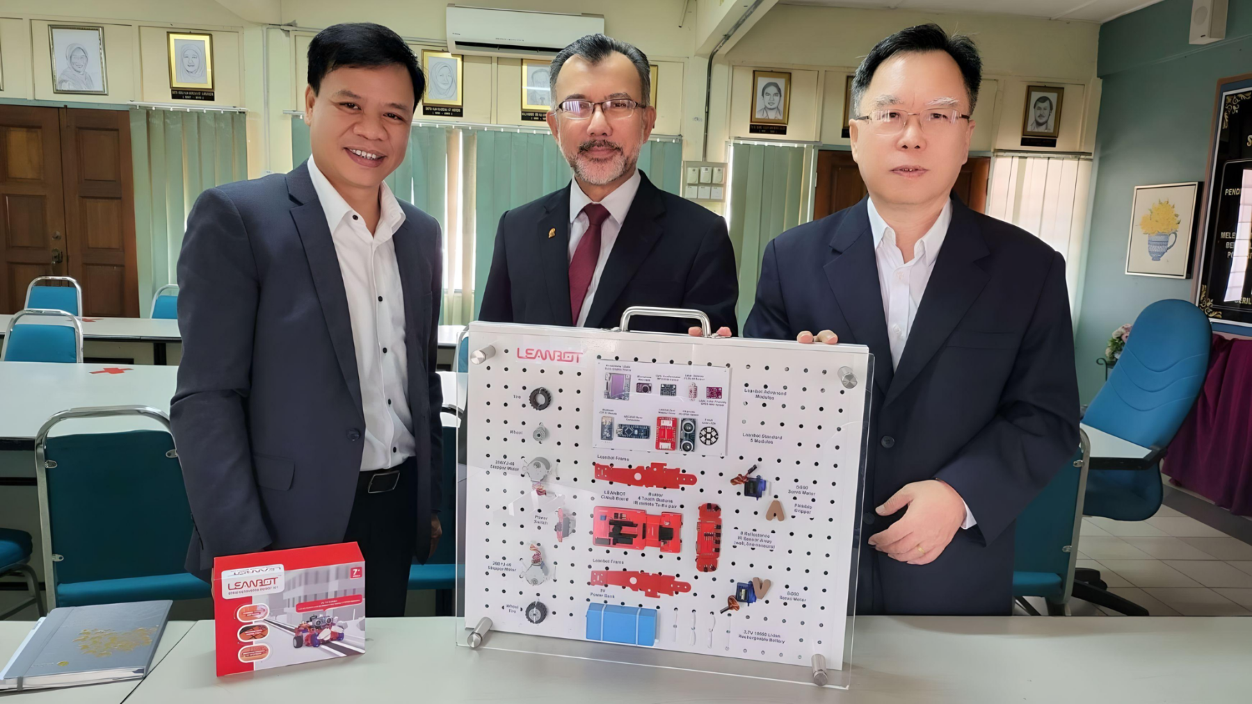 Pythaverse founder Nguyen T Trung (left) and Lim Soon Seong (right), vice-president of sales and COO of Pythaverse Pte Ltd, handing over the Pythaverse Leanbot to Ahmad Ezzat Ismail, headmaster of SMK Damansara Jaya. SMK Damansara Jaya has been using Pythaverse’s digital twin robotics learning tool since the beginning of the year.